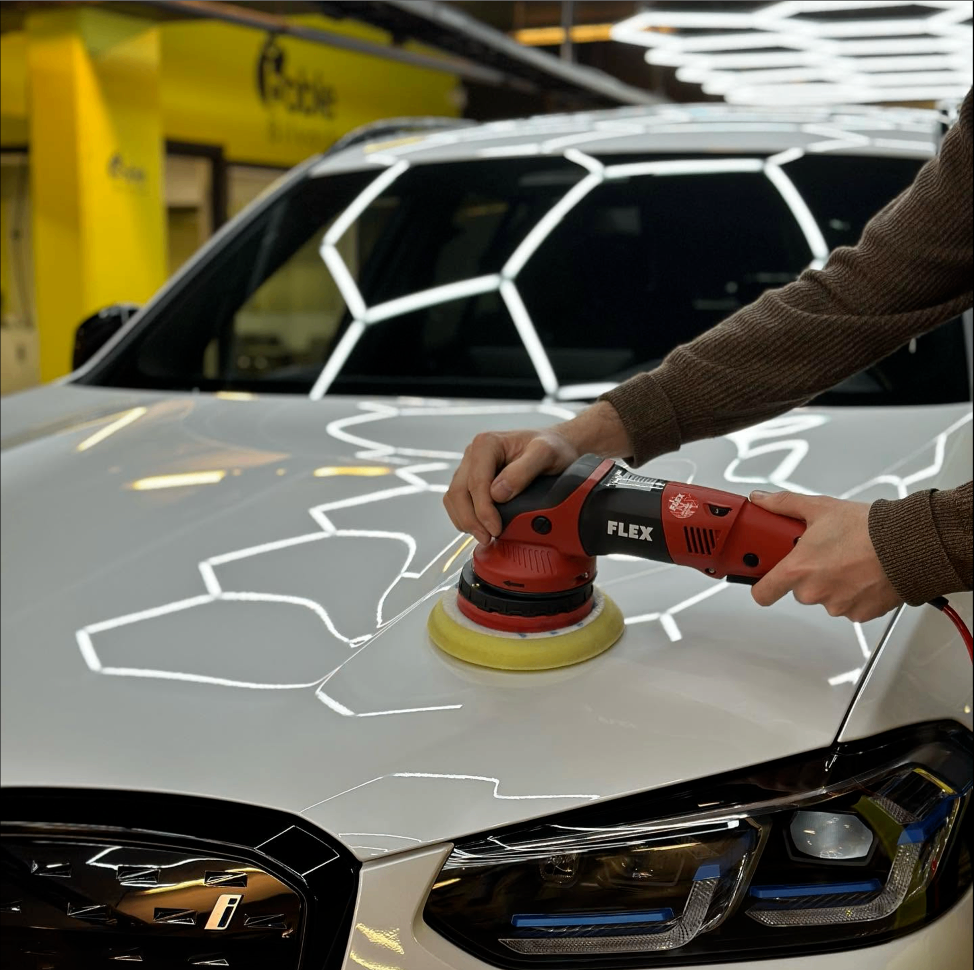 Profesjonell polering av en hvit BMW hos Boble Bilvask